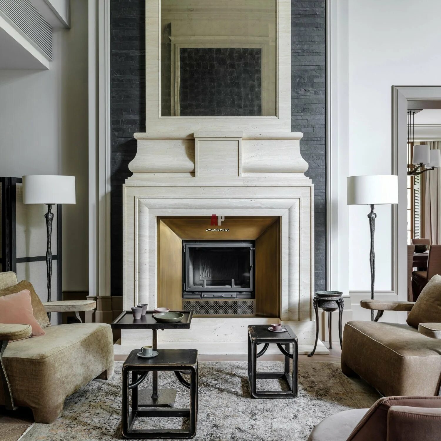 Камин неоклассика. Электро камин неоклассика. Гостинная камин неоклассика. Гостиная неоклассика светлая с камином. Камин неоклассика белый.