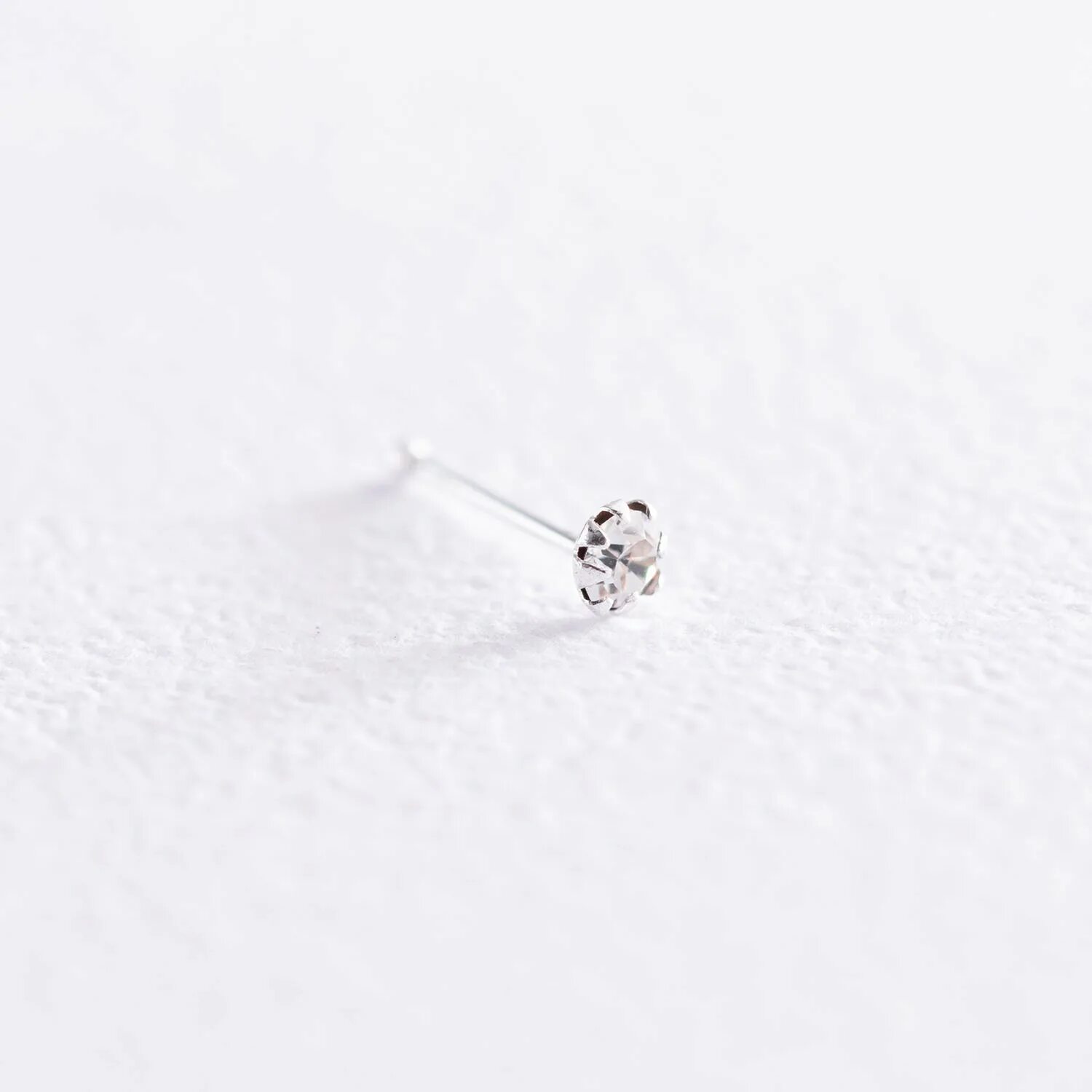 Золотой пирсинг с фианитами. Пирсинг в нос белое золото. Пирсинг в нос фианит. Нострилы для пирсинга. Пирсинг в нос фианит.