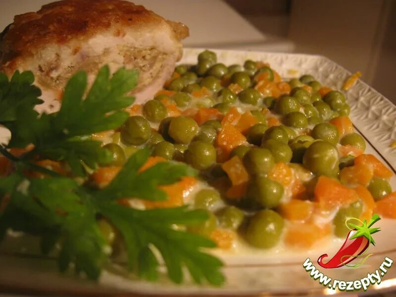 морковь с зеленым горошком в молочном соусе