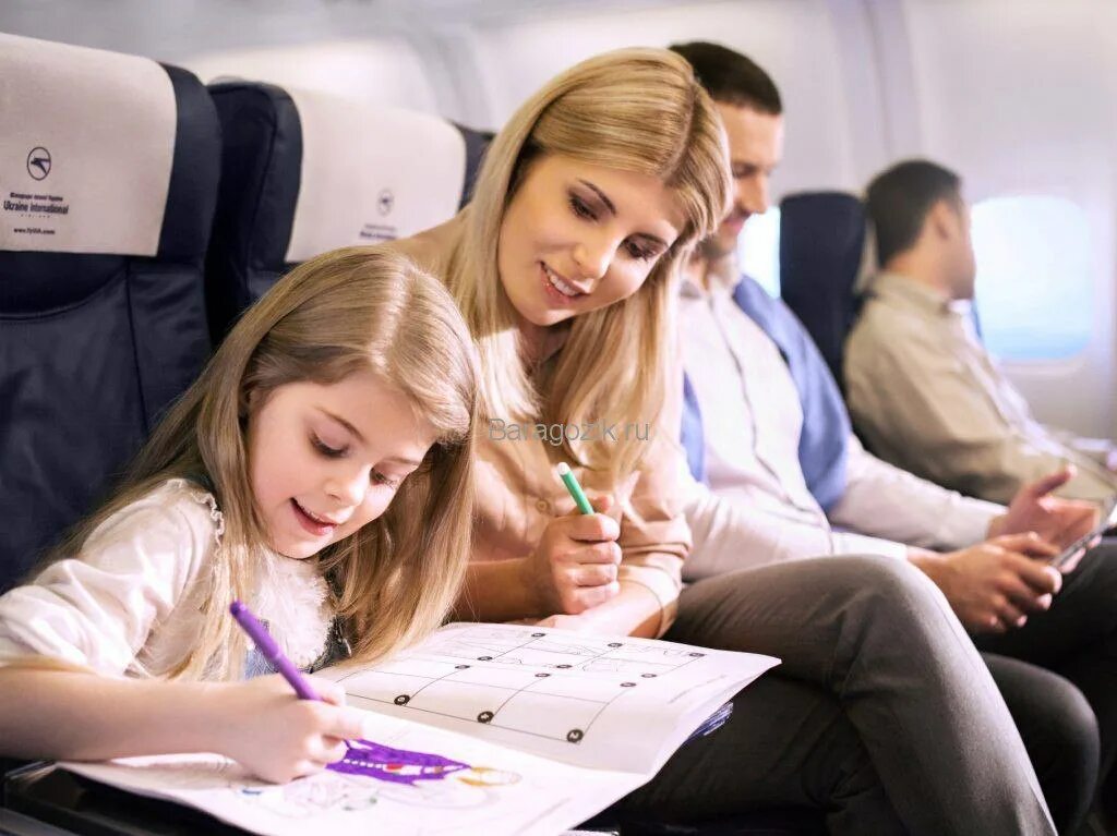 Родители с детьми в самолете. Самолет для детей. Школьники в самолете. Дети с родителями в самолете. Поездки с классом в другие города