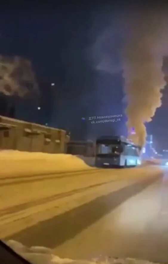 Континент горит новокузнецк. В Новокузнецке сгорел автобус. Сгорел автобус в Кемеровской области. Сгорел автобус в Новокузнецке сегодня.