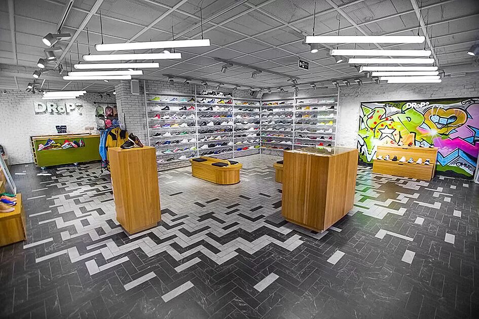 Drop store. Drop магазин кроссовок. магазин кроссовок на невском 102. магазины кроссовок на маяковской. магазин кроссовок drop спб.