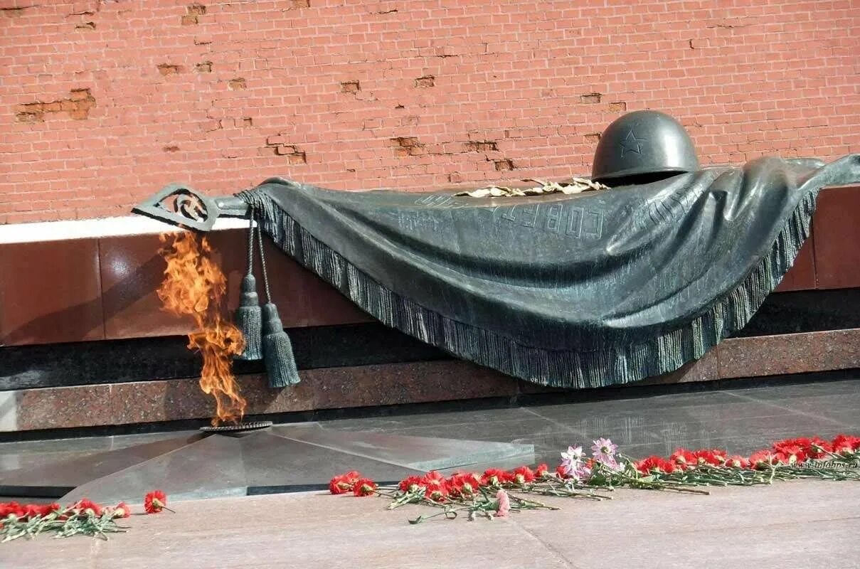 Москва вечный огонь могила неизвестного солдата. Вечный огонь на поклонной горе в москве. Видео могилы неизвестного солдата. У мемориала «могила неизвестного солдата» вечный огонь зажжение 1967. Александровский сад москва могила неизвестного солдата.