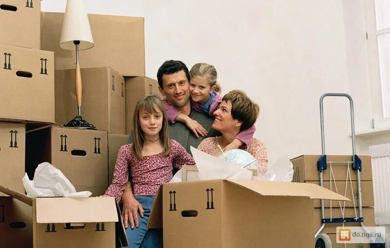 Со своей семьей переехали. Переезд. Переезд картинки. Переезд в новую квартиру. Фото переезда квартиры.