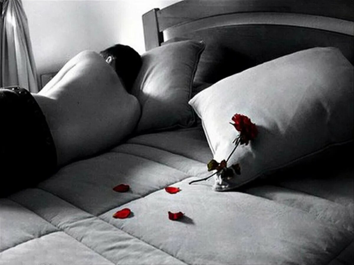 Устал ждать любовь. Разлука с любимым. Одинокий мужчина в постели. Картинки разлука с любимым.