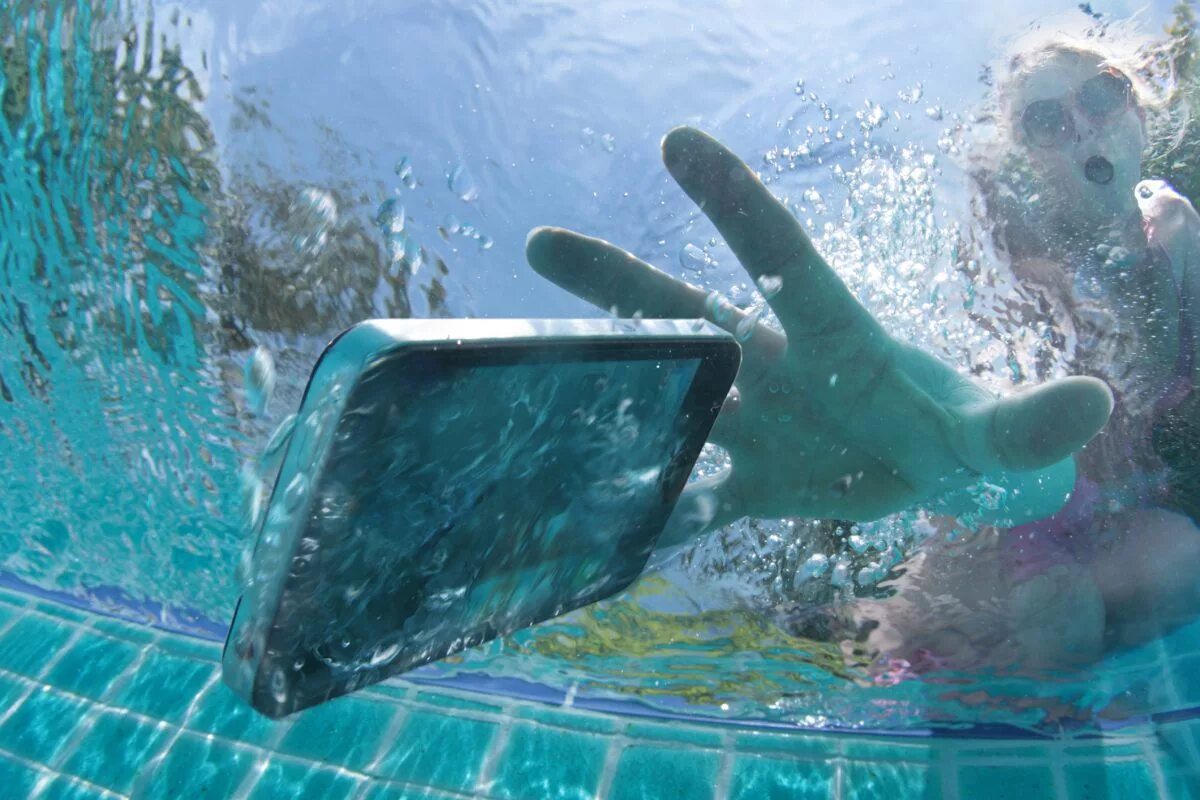 Телефон в воде. Смартфон упал в воду. Смартфон под водой. Утопила телефон. Какое из этих тел утонет