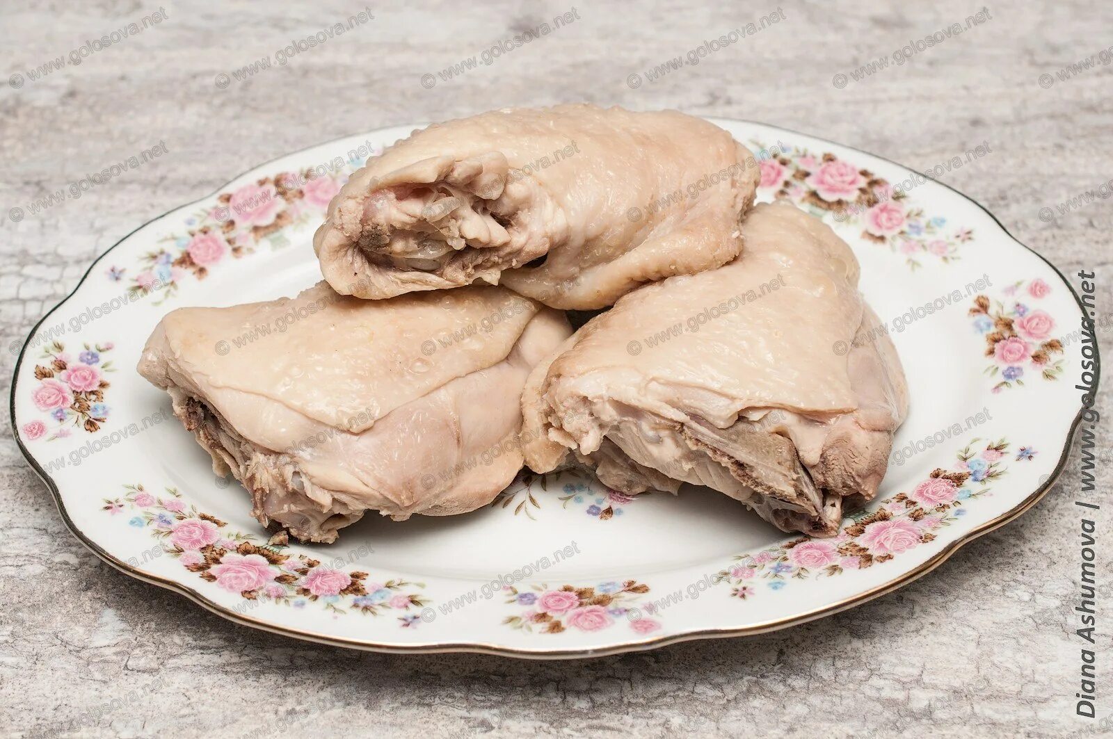 Отварные бедра курицы. Жижиг галнаш куриный. вареное куриное бедро. отварные куриные бедра. вареная курица.