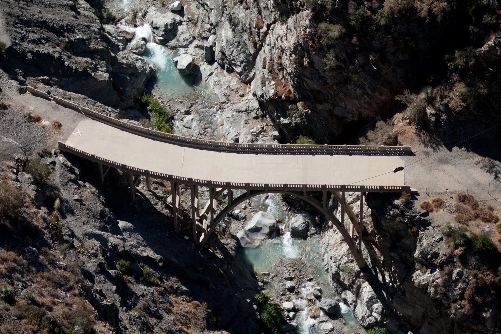 Мост в никуда. Старый мост в Калифорнии. Мост в никуда США. San Gabriel Mountains.