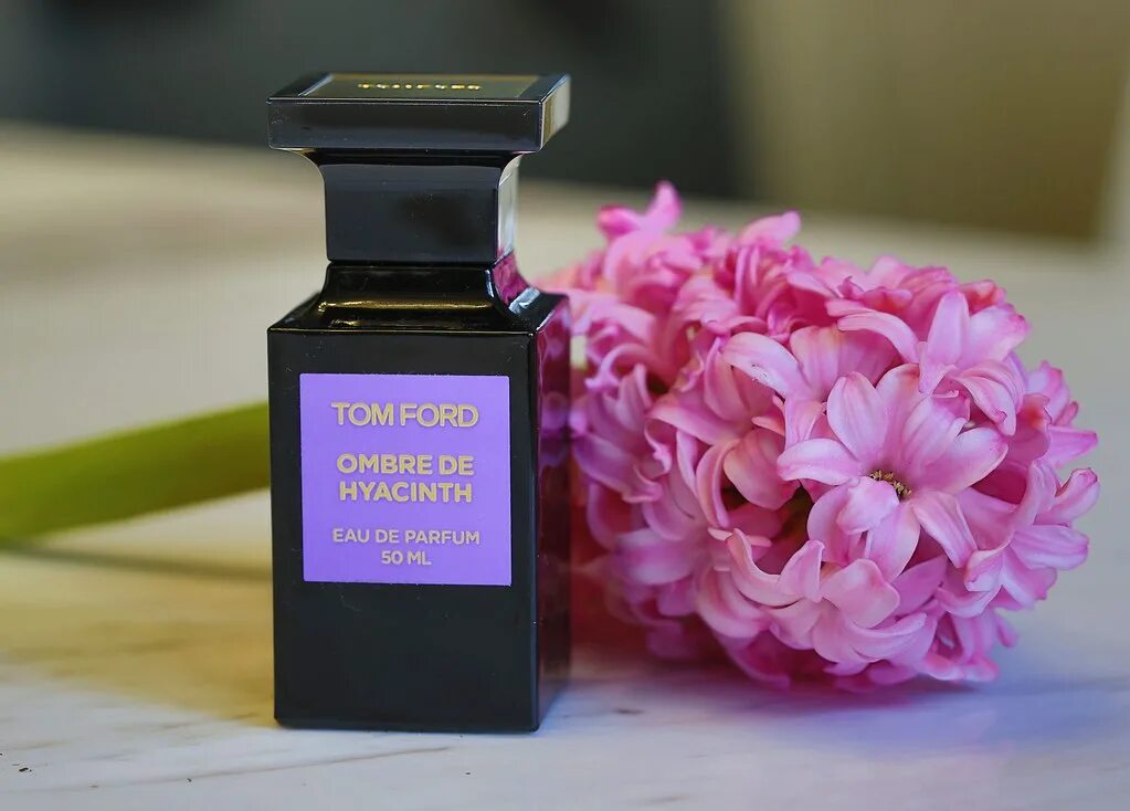 Сирень в духах. Tom Ford Ombre de Hyacinth. Tom Ford Fragrance. Духи гиацинт новая Заря. Духи с ароматом гиацинта.