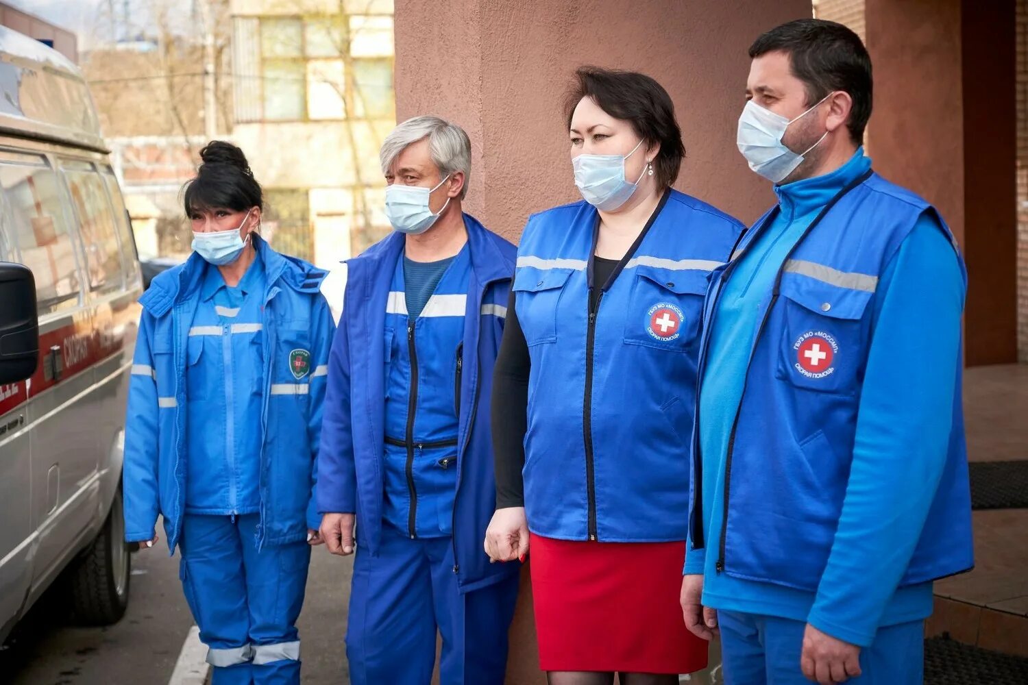 фельдшер скорой медицинской помощи. сотрудники скорой помощи. бригада скорой помощи. свадьба на скорой помощи. новозыбков медицинский колледж официальный сайт.