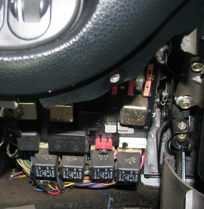 Реле бензонасоса нива 21214. Предохранитель бензонасоса нива шевроле. Реле бензонасоса нива шевроле 2006. Реле зажигания нива шевроле 2019. Где стоит реле бензонасоса нива.