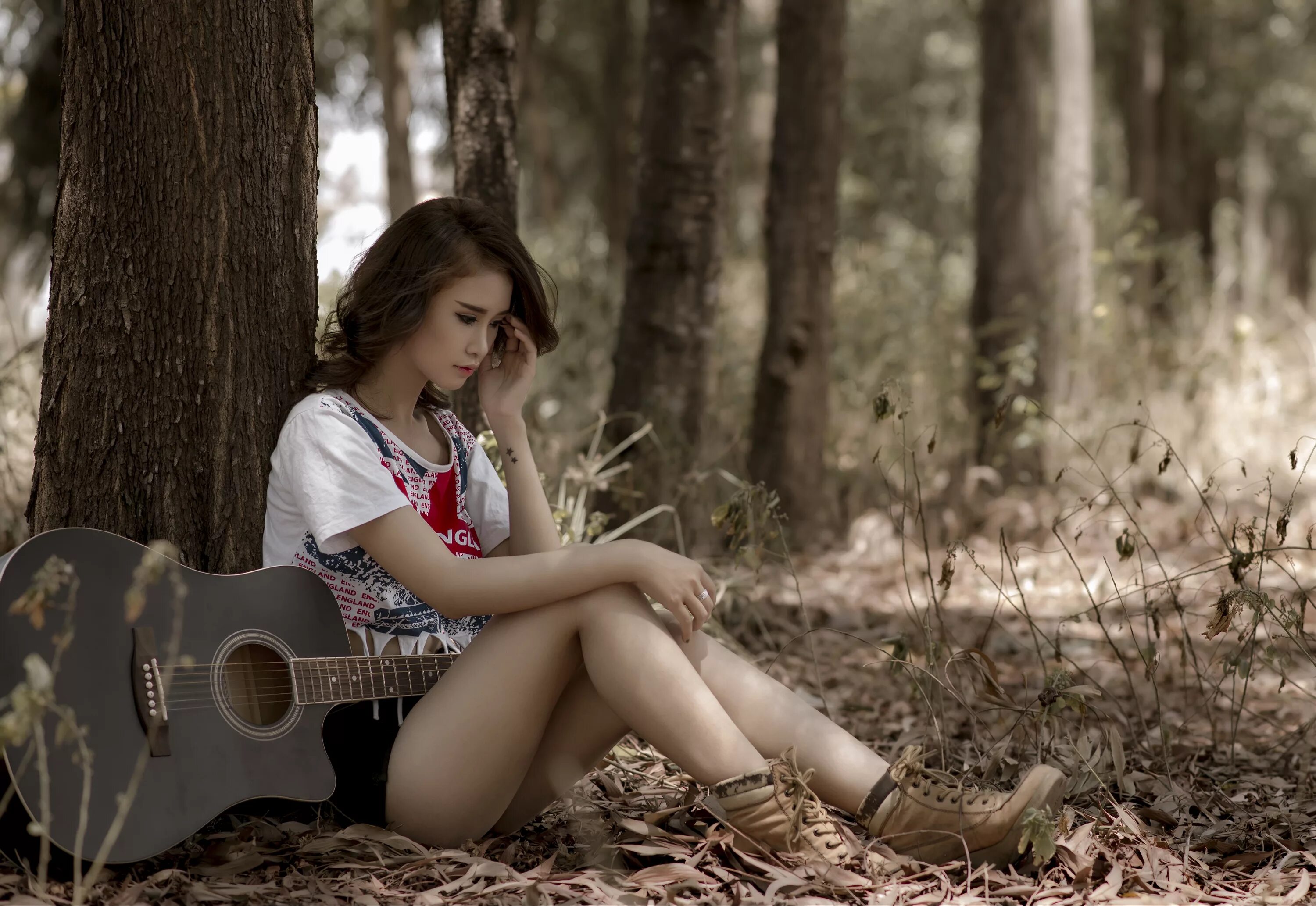 Девушка сидит с гитарой. Девушка с гитарой в лесу. Фотосессия с гитарой на природе. Девочка сидит с гитарой.