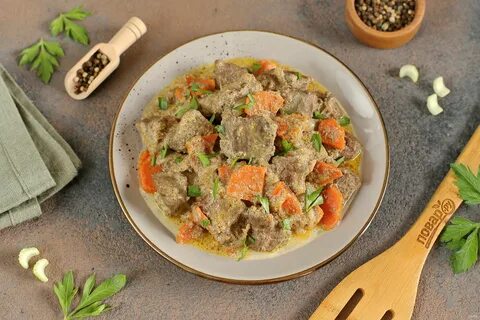 Тушеная печень с овощами сковороде