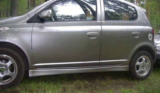 Накладки на пороги тойота королла 180. Пороги для toyota yaris. Пороги для toyota yaris. Накладка порога 3153109010. Порог тойота королла 2008.