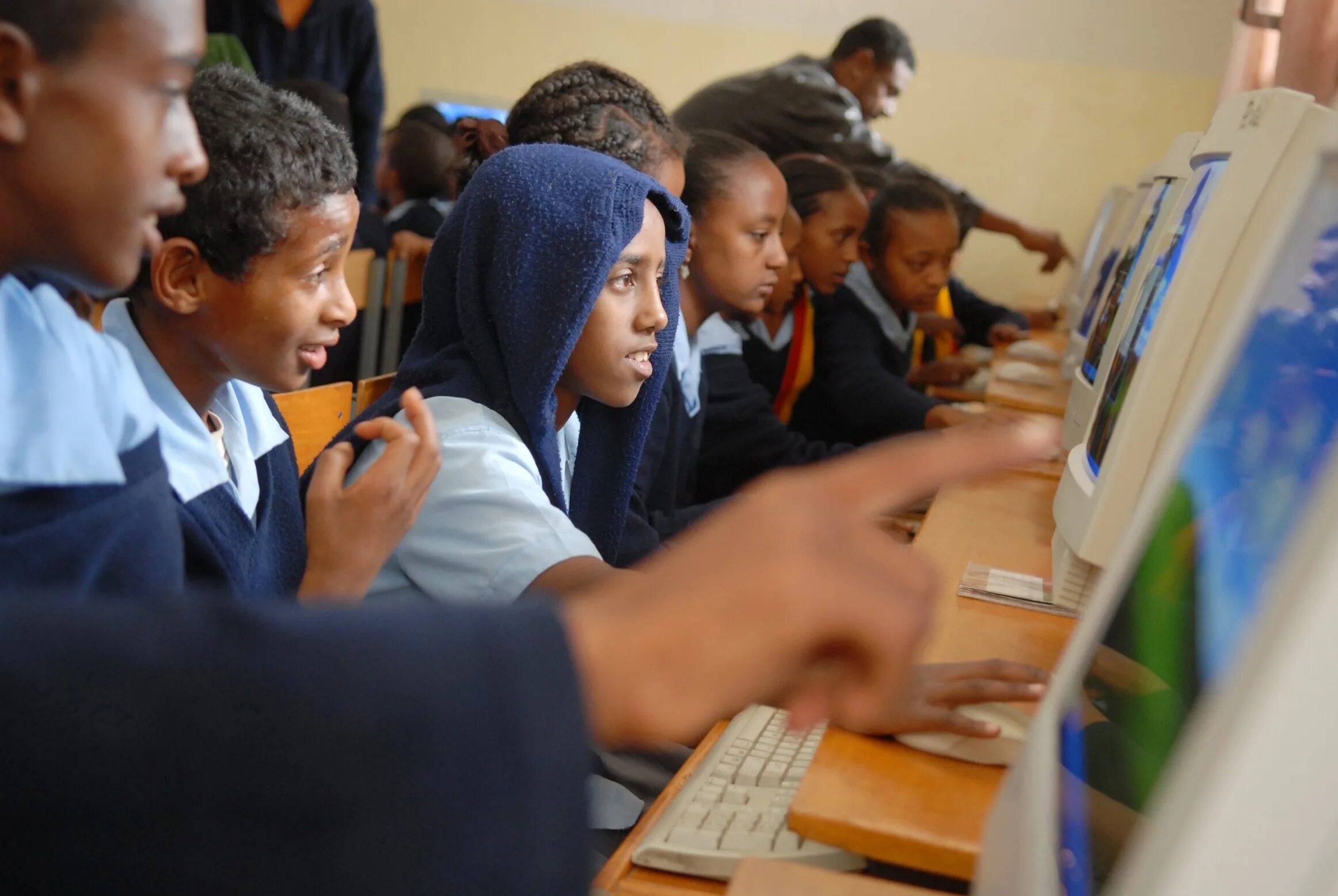Волонтер компьютер. Эфиопская школа. Школа в Эфиопии. Эфиопские школьники. Школьники Эфиопии.