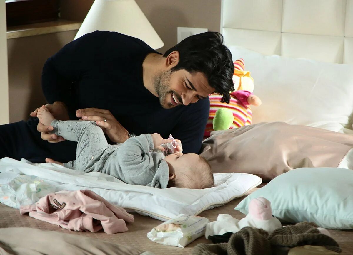 Kara Sevda on Instagram: "Kara Sevda yeni bölümüyle Çarşamba 20:00'da StarTv'de!