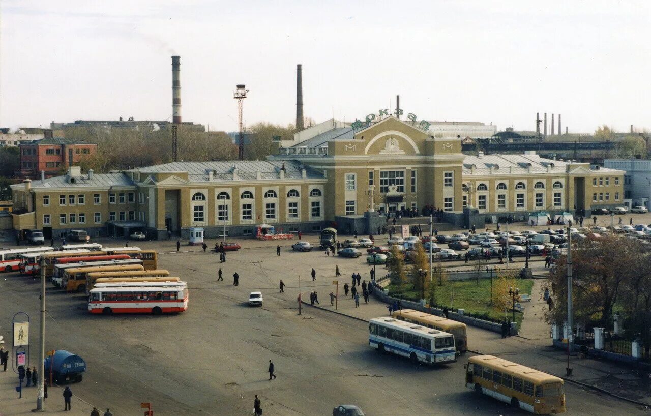 Омске е. Омск вокзал 1999. ЖД вокзал Омск в 1990. Омский ЖД вокзал 2000 год. Омск вокзал ЖД 90е года.