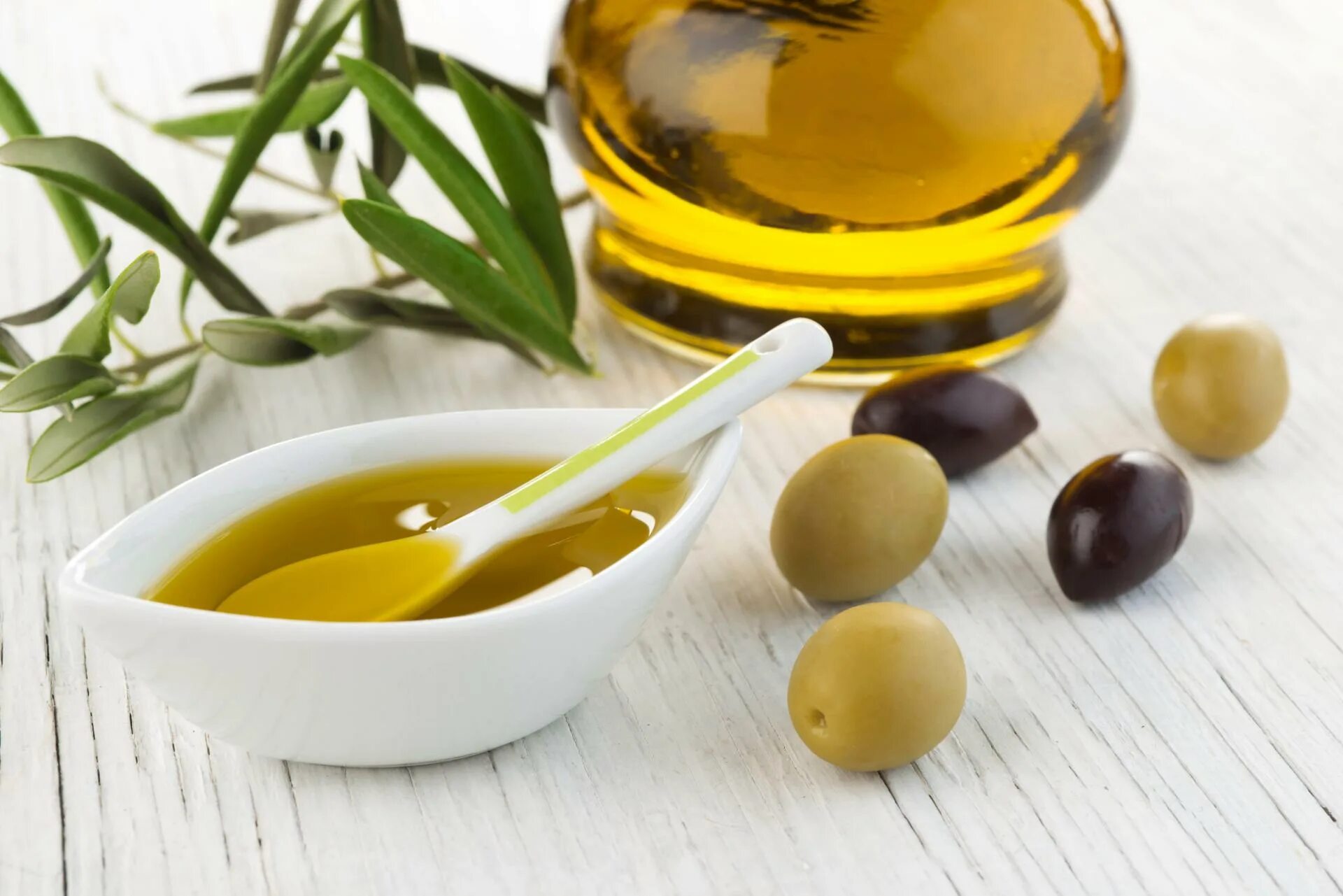 Оливковое масло. Масло оливы. Оливки и оливковое масло. Масло для волос с оливковым маслом. Оливковое масло на тощак