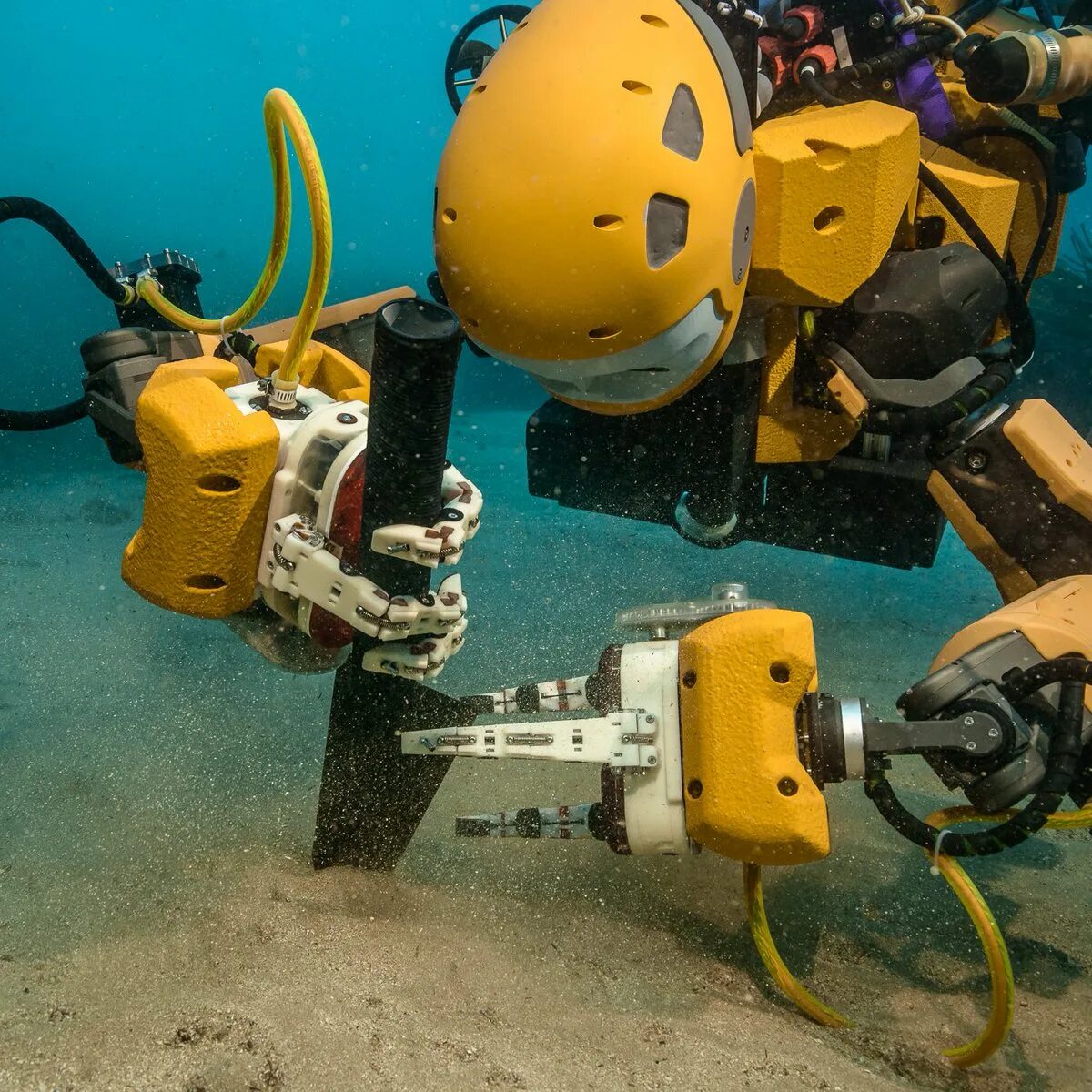 Использование подводных роботов. Подводный аппарат AUV-200. Глубоководный робот ROV Kiel 6000. Робот подводный инспектор. Подводная робототехника.