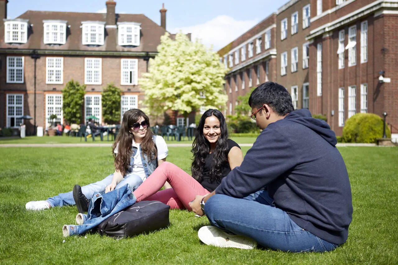 Интернациональные студенты. Группа студентов. Бизнес студенты. Интернациональные студенты. He s at university.