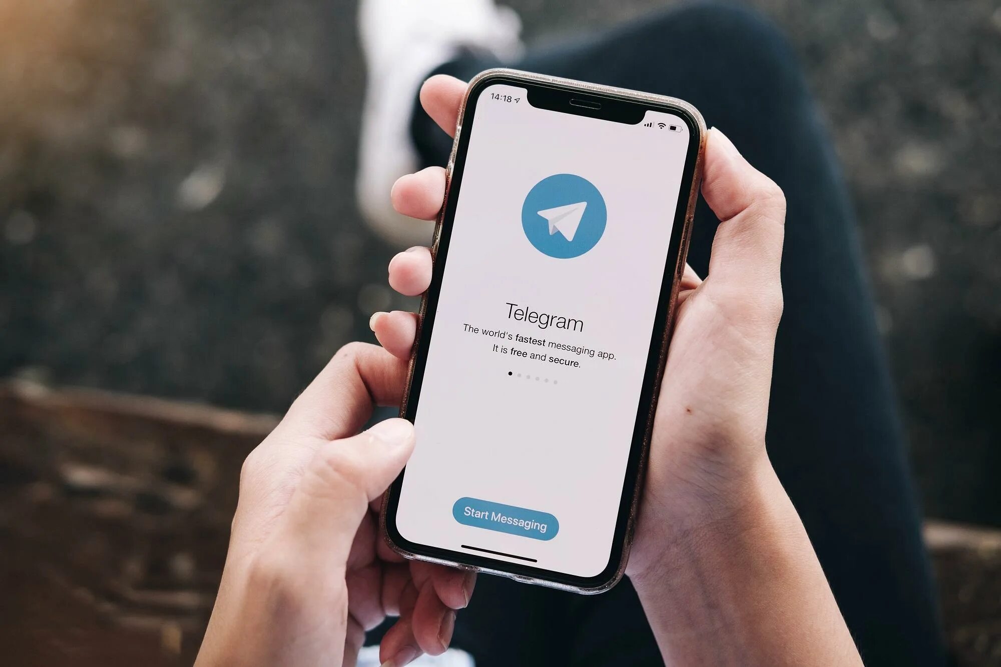 Telegram телефон. Телеграм. Телеграм смартфон. Телеграмм на смартфоне. Смартфон в руке телеграм.