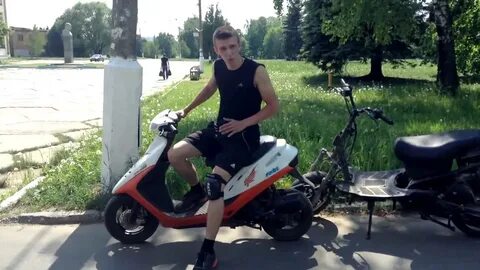 На скутере на заднем