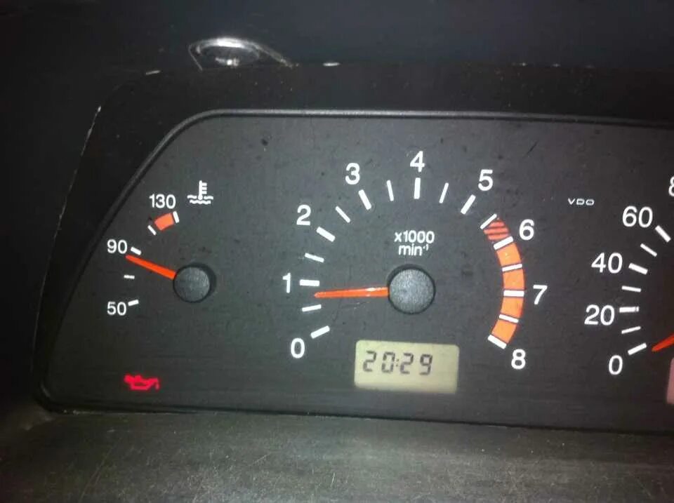 Лампа давления масла ваз 2114. Давление масла на ваз 2107 инжектор. Указатель давления масла в ваз 2105. Лампочка давления масла ваз 2114 на панели приборов. Лампа давления масла ваз 2110.