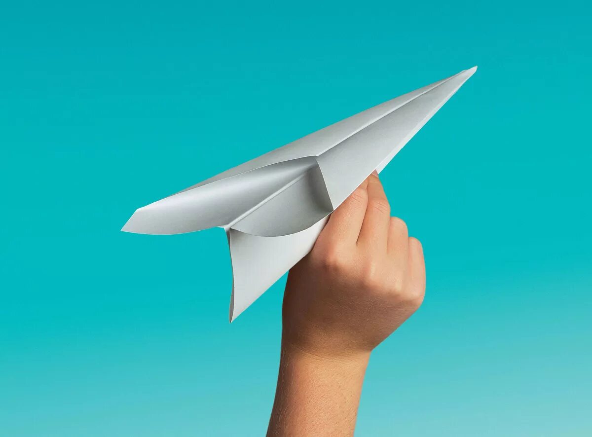 Самолет бумажный я думал королева теперь. Джек Нортроп бумажные самолетики. Самолетик. Красивый бумажный самолетик. Самолётик из бумаги в руках.