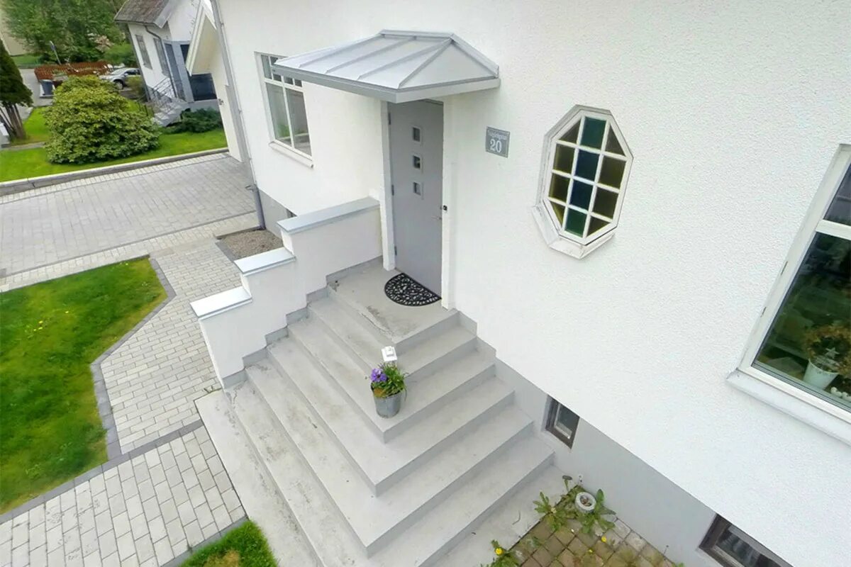 Крыльцо дома из бетона. Крылечко из бетона. Бетонная лестница на крыльцо. Крыльцо для частного бетонное. Высокое крыльцо.