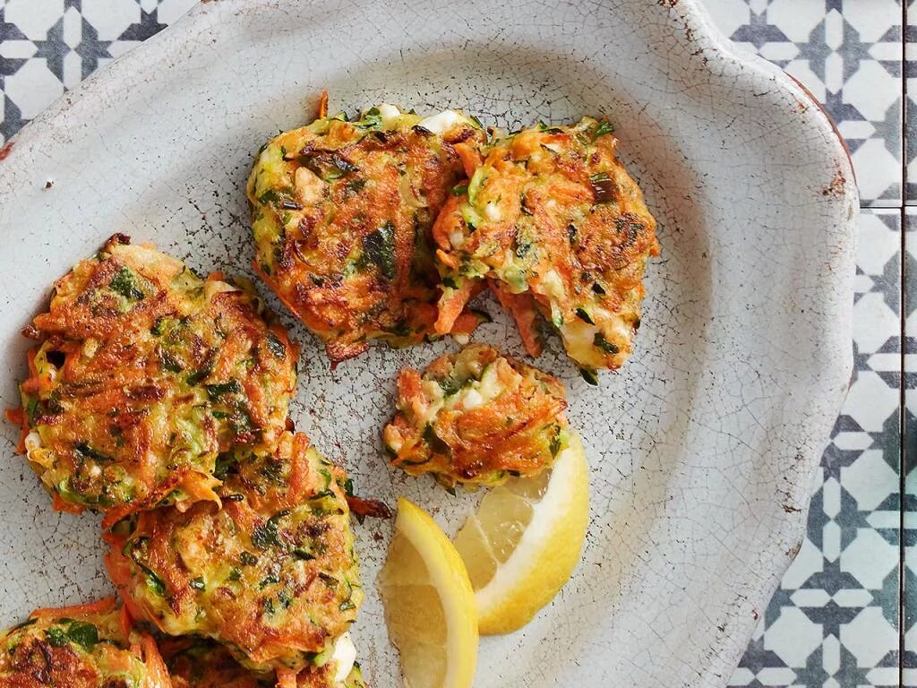 Биточки куриные с морковью. Котлеты куриный с луком и морковью. Куриные котлеты с морковью и луком. Котлеты куриные с морковкой. Куриные котлеты с морковью и луком.