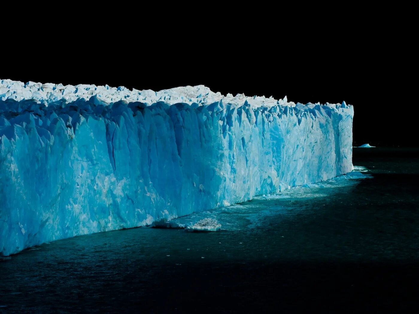 Лед снизу. Ледник Перито-Морено Аргентина. Ледник Перито-Морено лёд. Ледники айсберги Антарктиды. Парк Лос-Гласьярес Аргентина.
