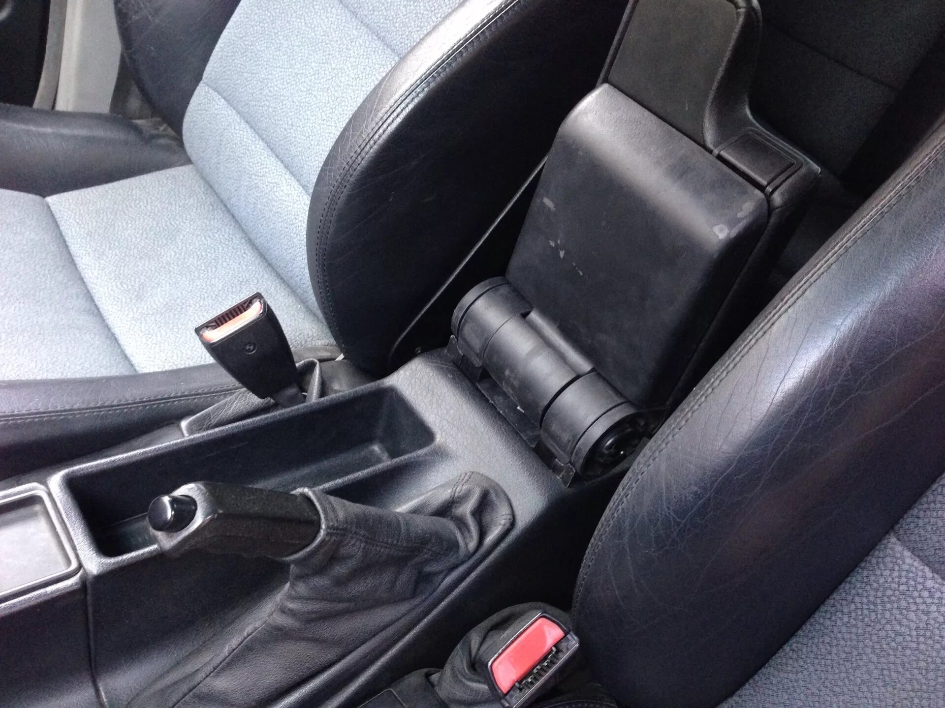 Подлокотник bmw e30. Подлокотник бмв е46. Подлокотник bmw e30. Подлокотник в бмв е30. Подлокотник е46 в е30.