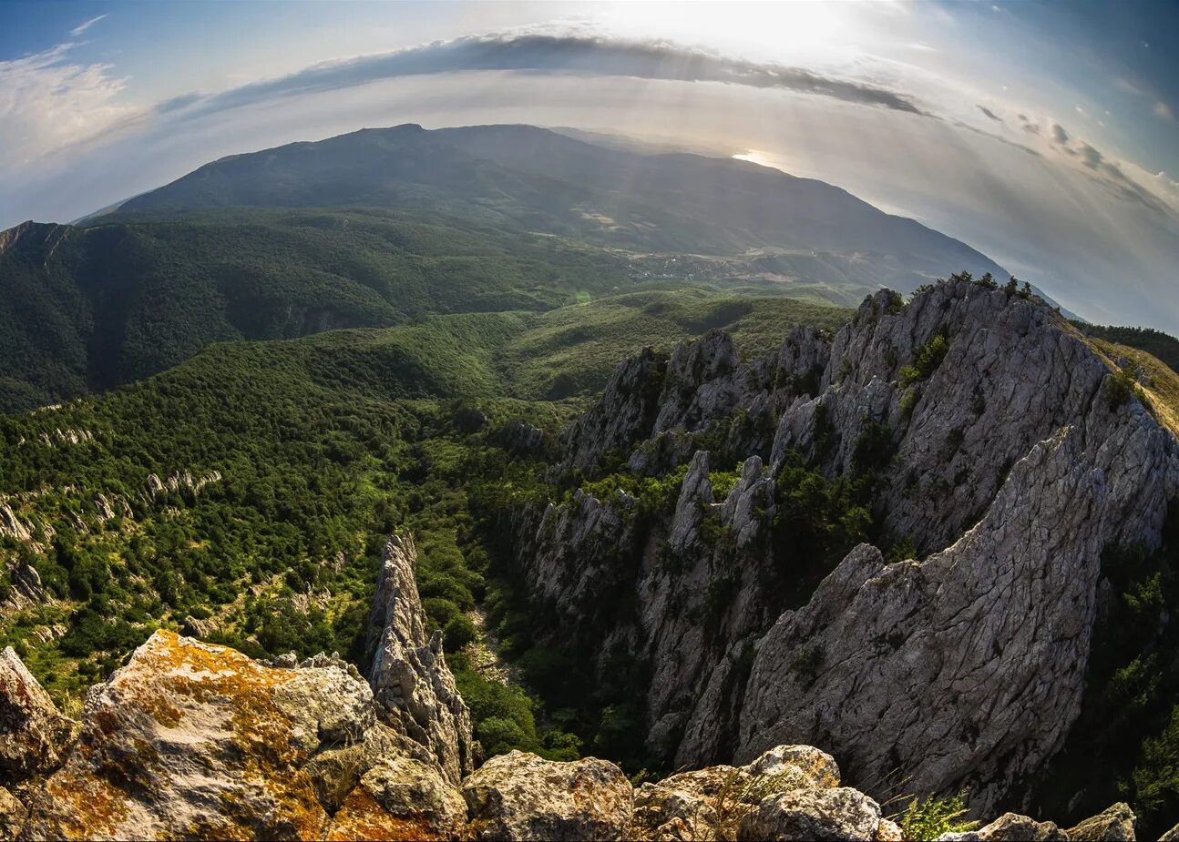 Крымские горы ай петри. Крымские горы презентация. Ялта гора ай-петри. Крымские горы надпись. Гора парагильмен в крыму.