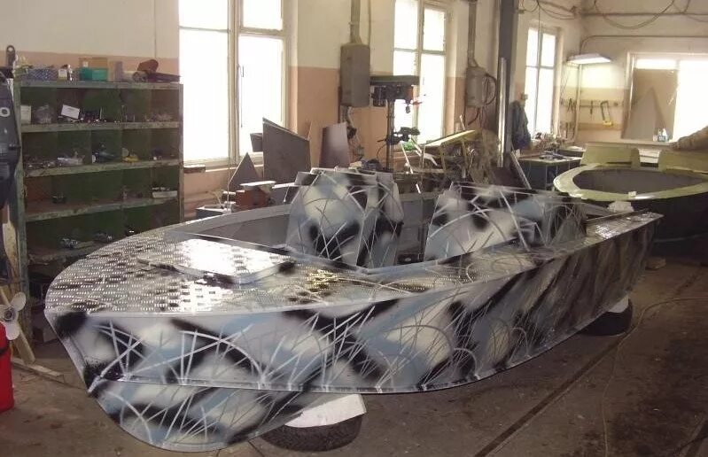 Лодка под камыш. Прогресс 2 камуфляж. лодка камуфляж. покраска лодки в камуфляж. лодка серый камуфляж.