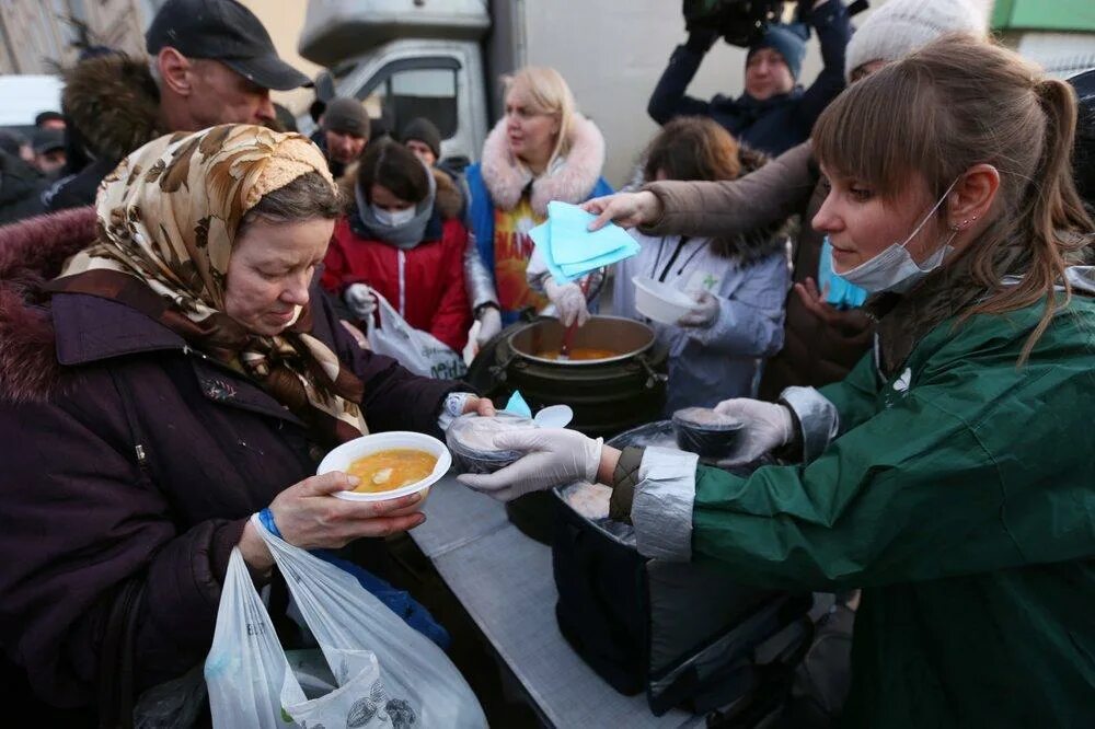 Еда для бездомных. Раздача еды бездомным. Обеды для бездомных. Кормление бездомных.