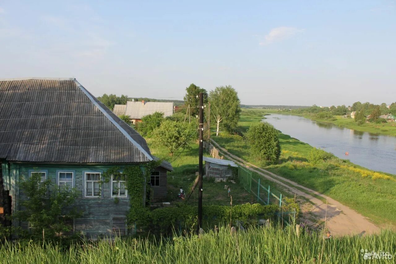 Купить в деревне твери. Село медное Тверская область. Дом у реки Тверская область. Село медное деревня Слобода. Деревня в 60 км от Твери.