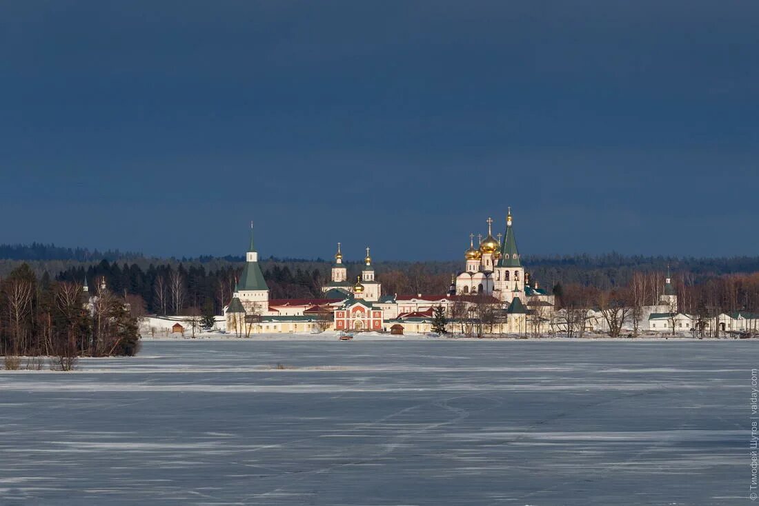 Валдайский Иверский монастырь зимой. Город Валдай Новгородской области. Город Валдай Новгородской области зимой. Озеро Валдай. Валдай население