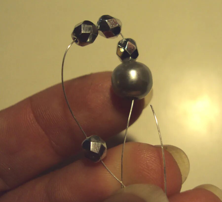 две маленькие закрепленные бусинки