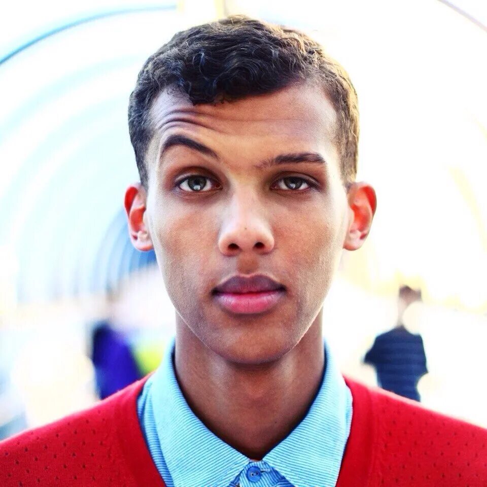 Популярные французские исполнители. Stromae. Stromae сейчас 2021. Стром певец. Француз певец стромае.