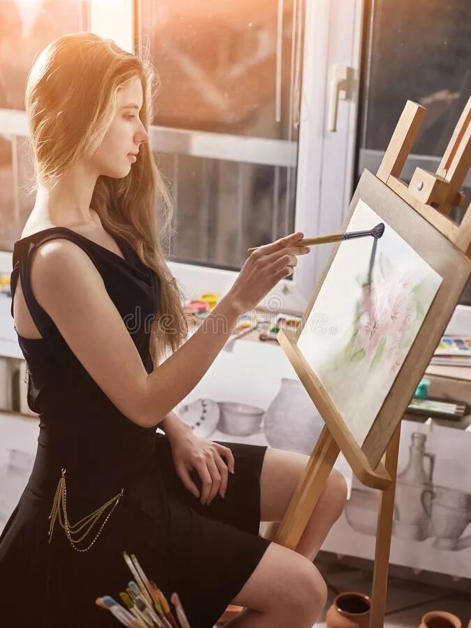 Девушка рисунок. Девушка сидит рисует. Девушка рисует сидя. Девочка за письменным столом. Девушка рисует за столом.