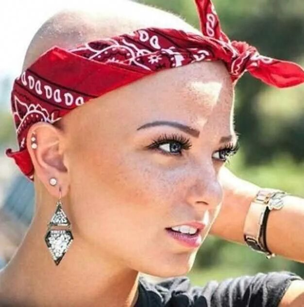 Волосы на голове после химиотерапии. Головные уборы для лысых женщин. Прически с банданой. Бандана на лысой голове. Лысый в бандане.