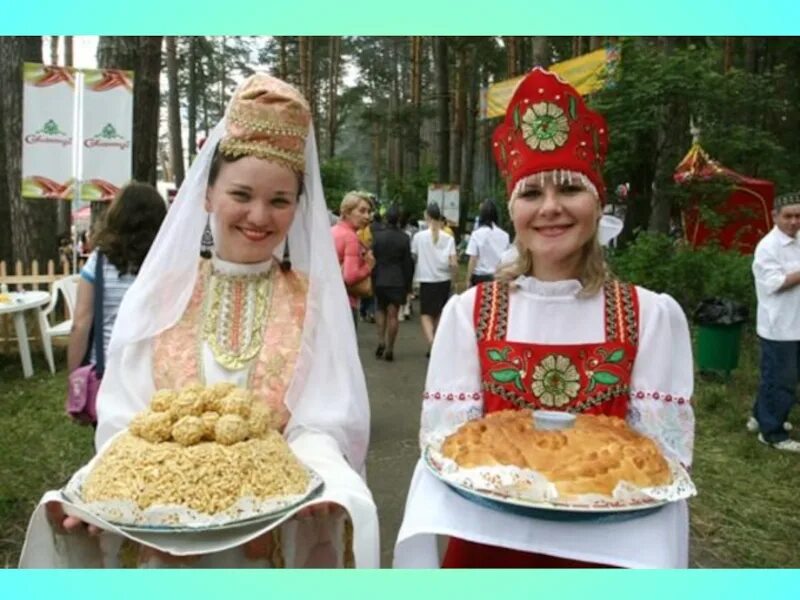 Сценарии татарского праздника. Сабантуй татарский Чак Чак. Праздник хлеба национальный праздник в Татарстане. Татарский национальный костюм и блюдо. Хлеб соль встреча гостей.