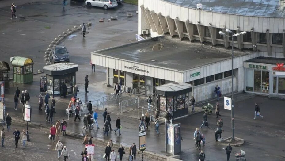 Станция метро проспект Большевиков. Станция метро проспект Большевиков СПБ. Метро проспект Большевиков вестибюль. Метро Питер проспект Большевиков.