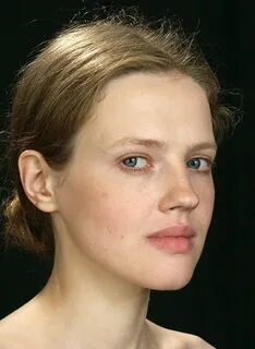 Үлкен кеуделі қыздардың жеке суреттері.