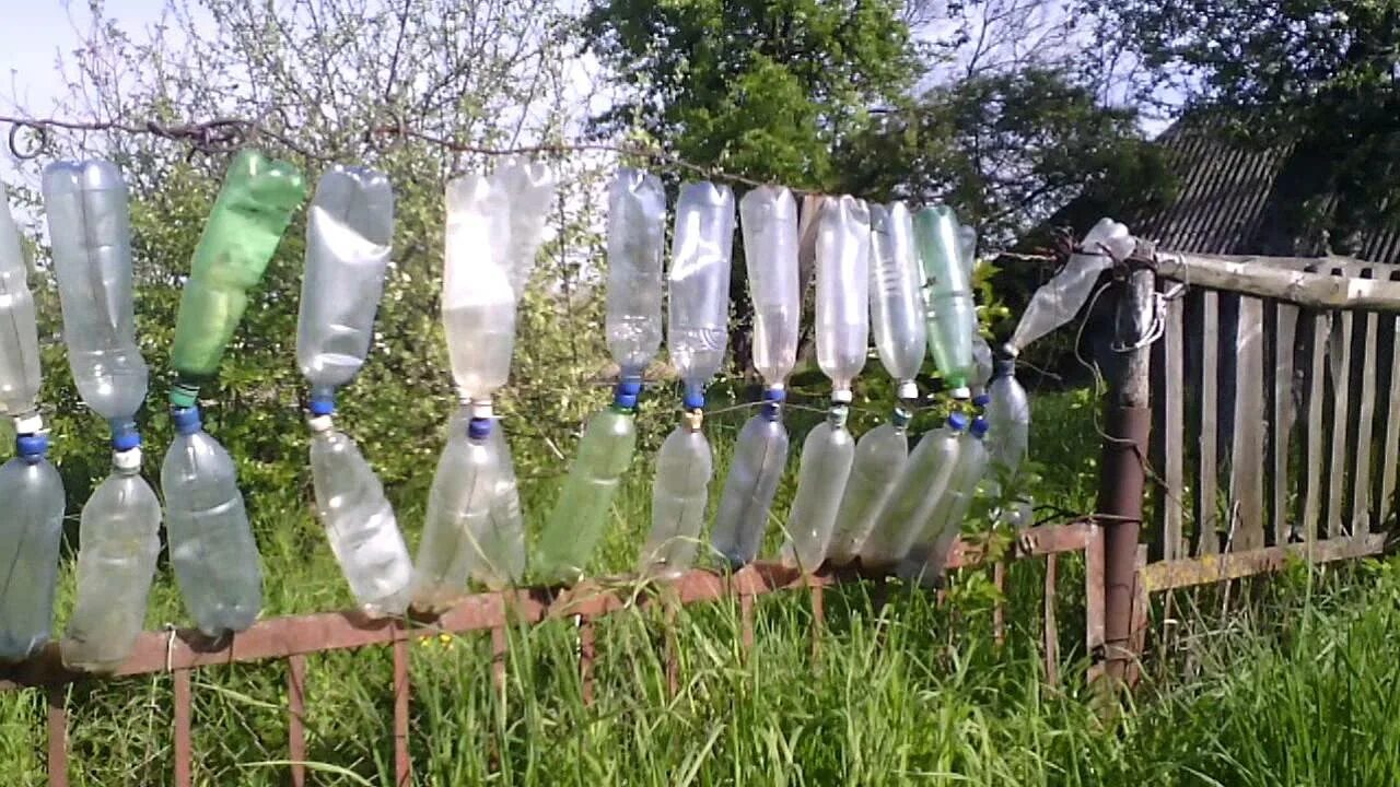 Заборчик из бутылок. Забор из пластмассовых бутылок. ограждение из пластиковых бутылок. заборчик из пластиковых бутылок. забор из пластиковых бутылок для сада.