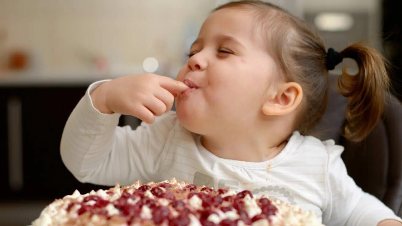 А жить надо со вкусом пока есть аппетит. Дети любят сладкое. Шутки про сладости. Ребенок ест. Несладко