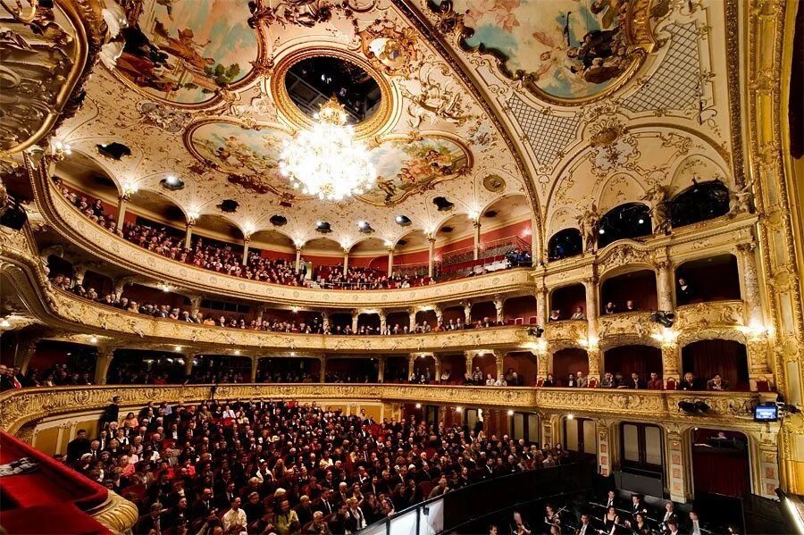 Мир театра видео. Цюрихский оперный театр Швейцария. Цюрих оперный театр внутри. Оперный театр Генуя внутри. Ла скала оперный театр.