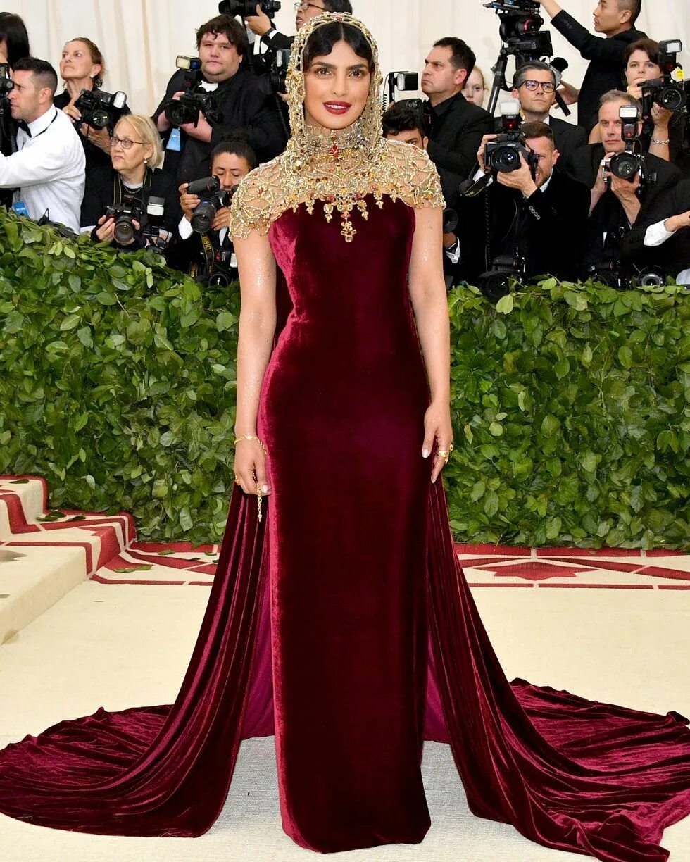 Что такое met gala. Приянка чопра мет гала. met gala 2018 приянка чопра. мет гала 2018. приянка чопра на красной дорожке.