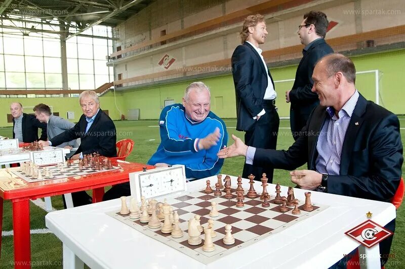 карякин сергей шахматист фк спартак. шахматный поединок. шахматы спорт. геннадий беленький спартак. чемпион мира карпов каспаров.