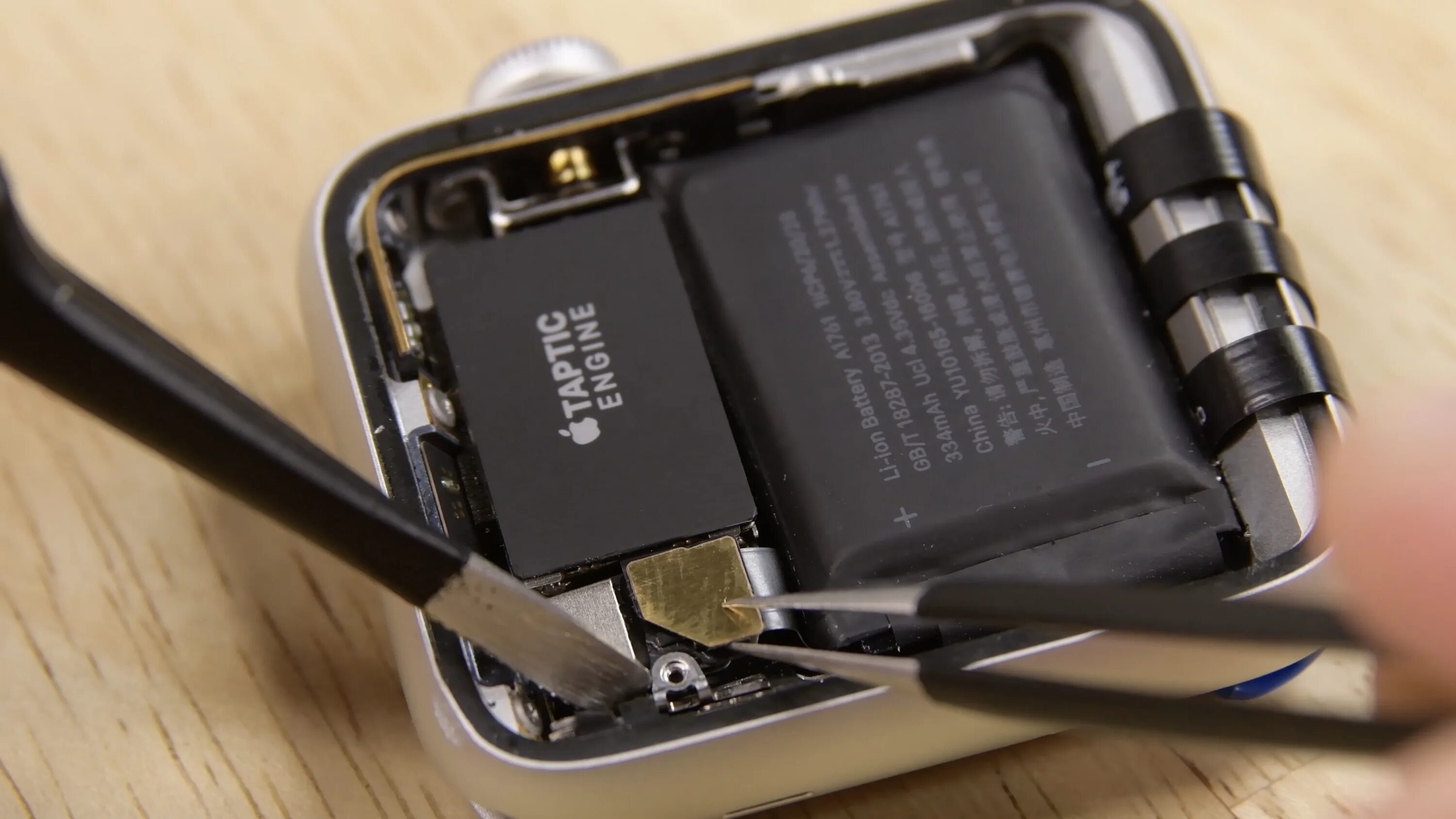 Сервисный центр apple watch undefined. АКБ аккумулятор эпл вотч. Батарея для Apple watch 1. Батарея в Эппл вотч. Apple watch 6 аккумулятор.